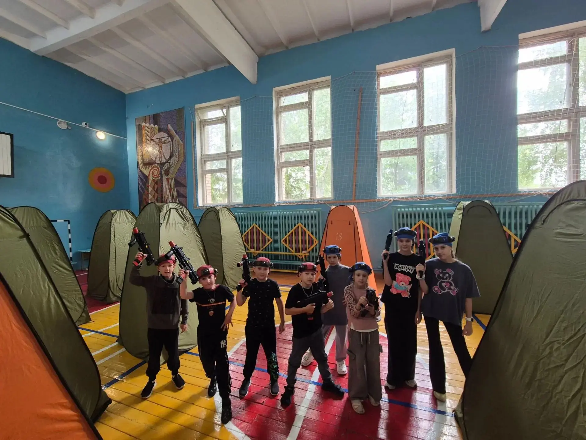 Из-за сильного дождя прогулка в пришкольном лагере «Колокольчик» была заменена на лазер...
