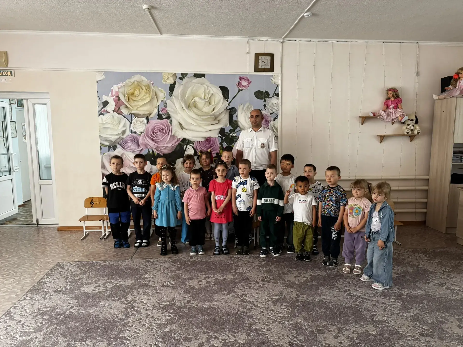 Беседа с сотрудником ГИБДД по правилам дорожного движения и безопасности.