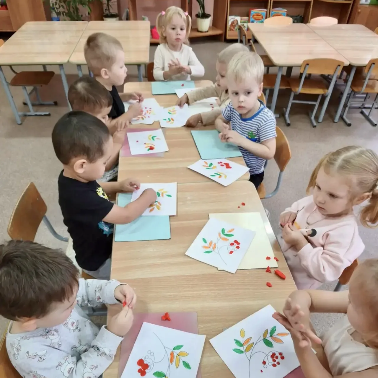 🍂 В группе «Непоседы» прошло увлекательное занятие по пластилинографии «Рябинка».