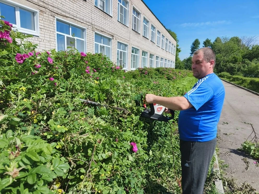 Лето — это маленькая жизнь, и наша школа проживает его ярко! 🌿🌸

Вы думаете, летом школа пустует? 
