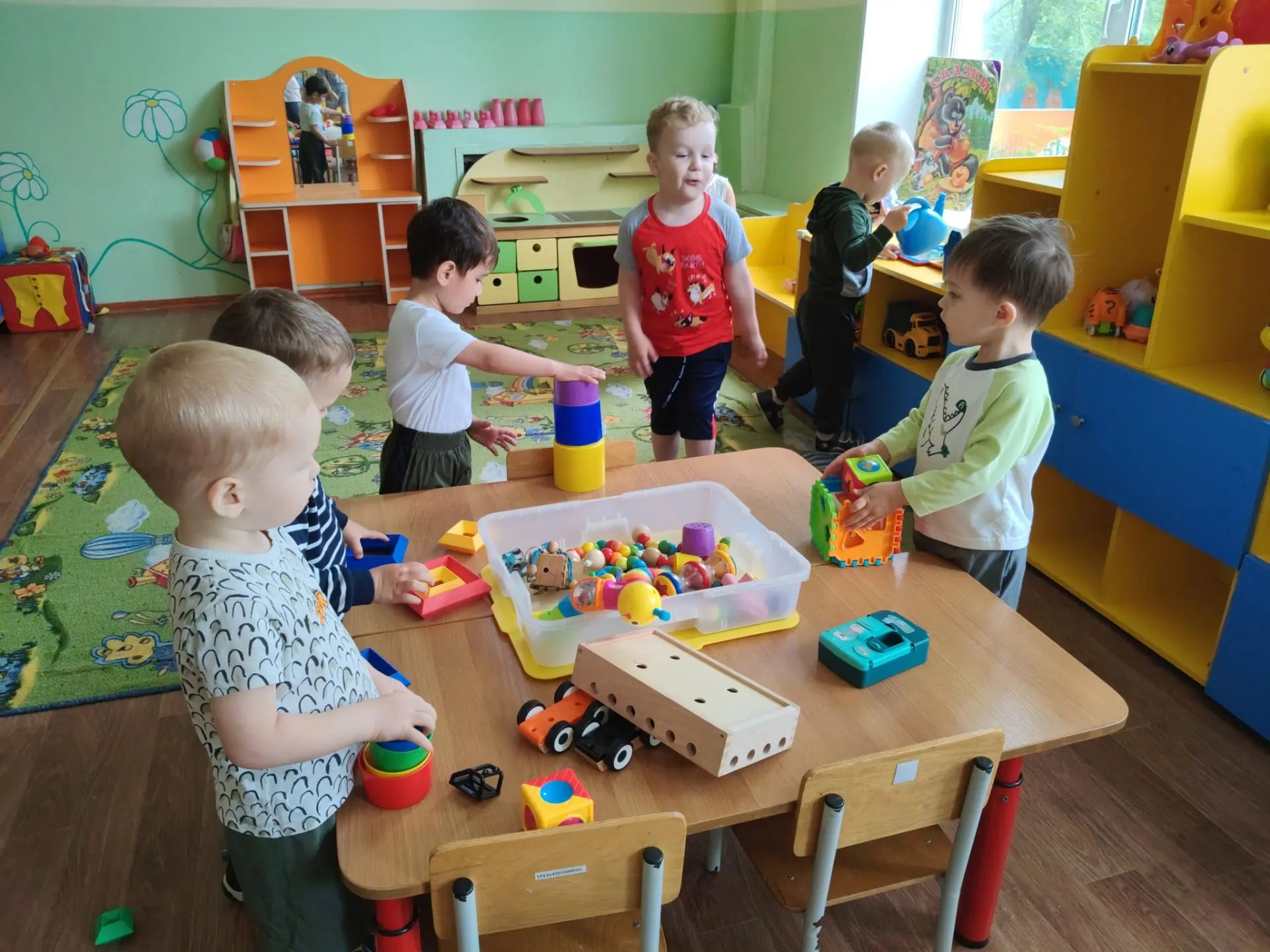 Наши малыши: играем, дружим и поздравляем!

В нашей группе царит настоящая атмосфера радости и весел