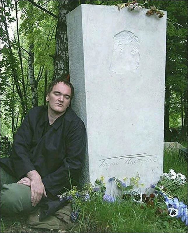 Квентин Тарантино на могиле Бориса Пастернака, Переделкино, 2004 год.