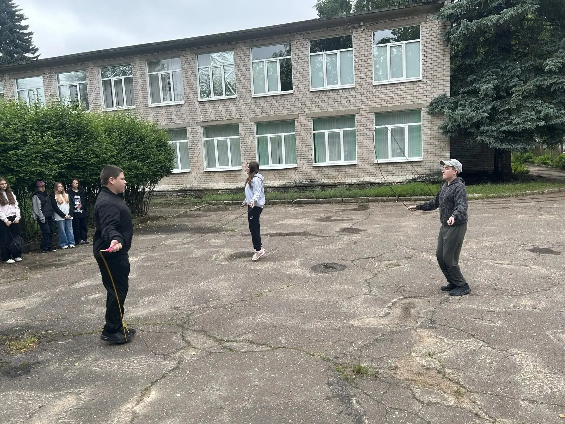 Утро в школьном трудовом лагере началось с энергичной зарядки со скакалкой, что способствовало актив
