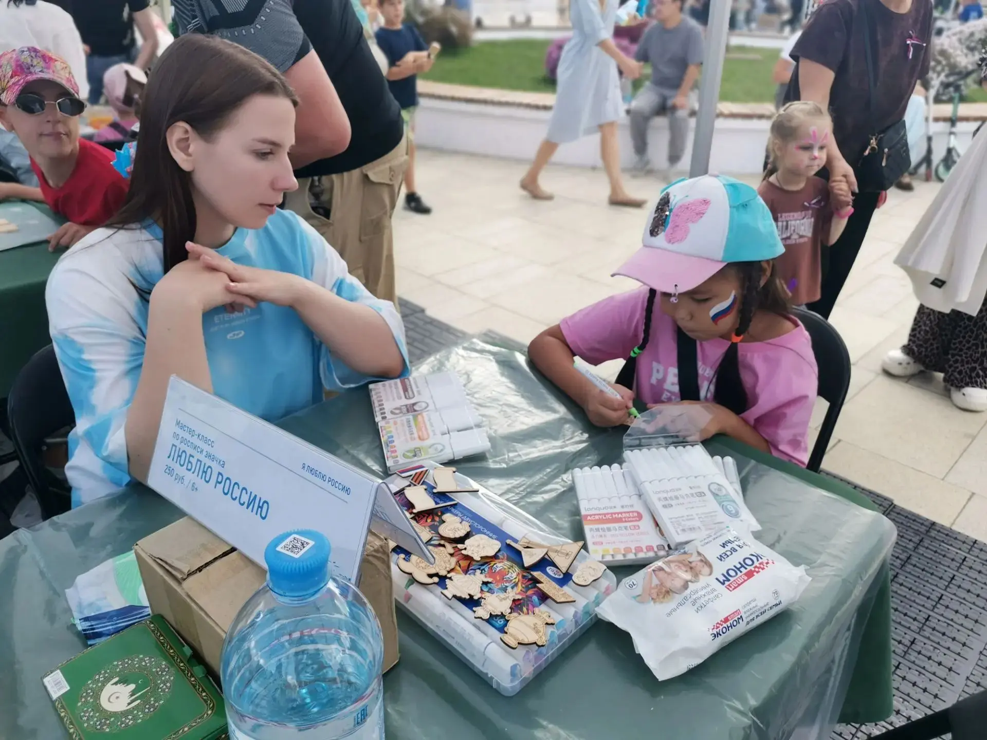 Приглашаем всех на площадь у фонтана! 🇷🇺 Здесь вас ждет множество праздничных площадо...