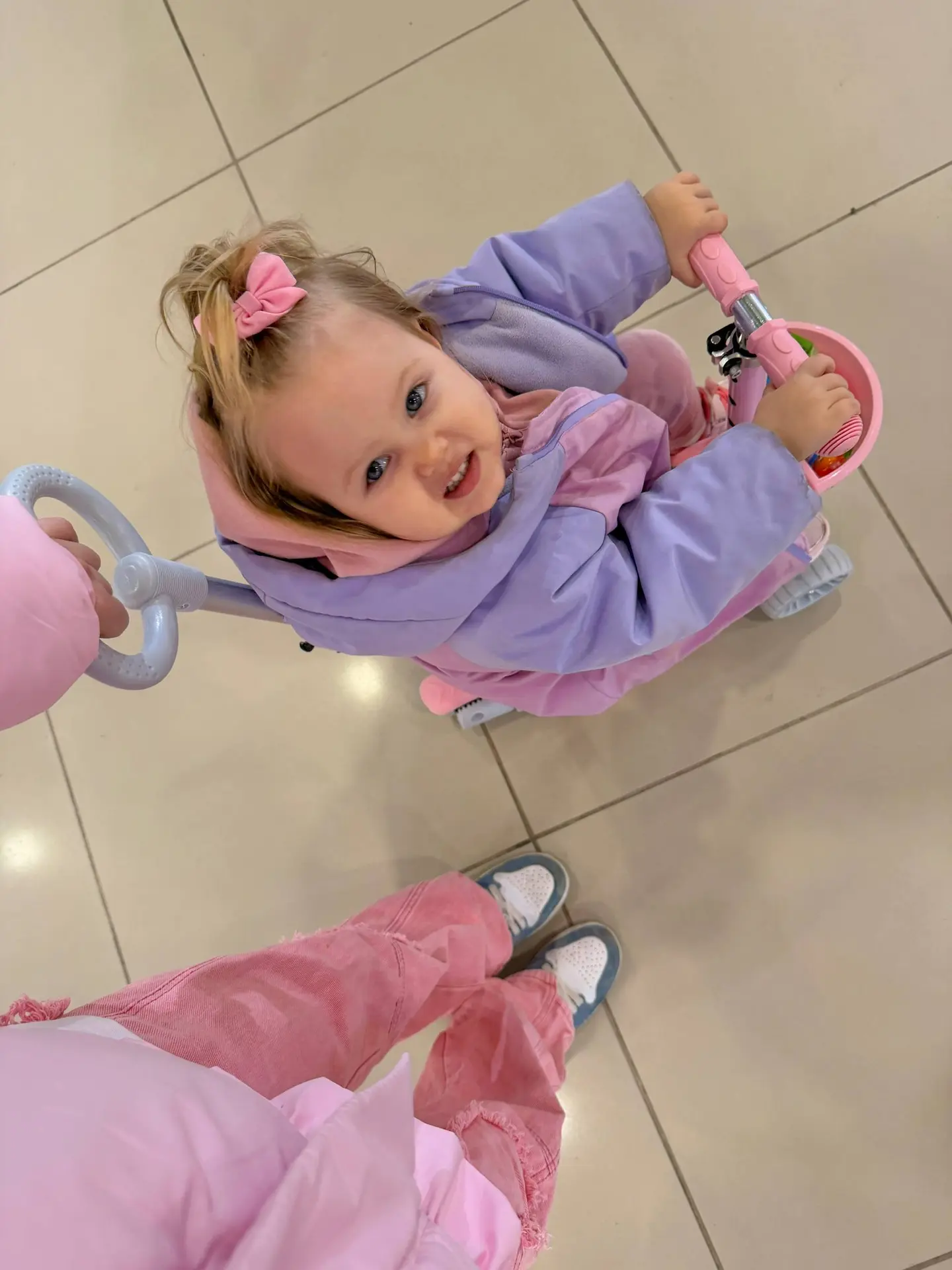 Начинаю показывать подарки Алисе на день рождения🤩  И начну с подарка от Крёстного: Это самокат 5в1,