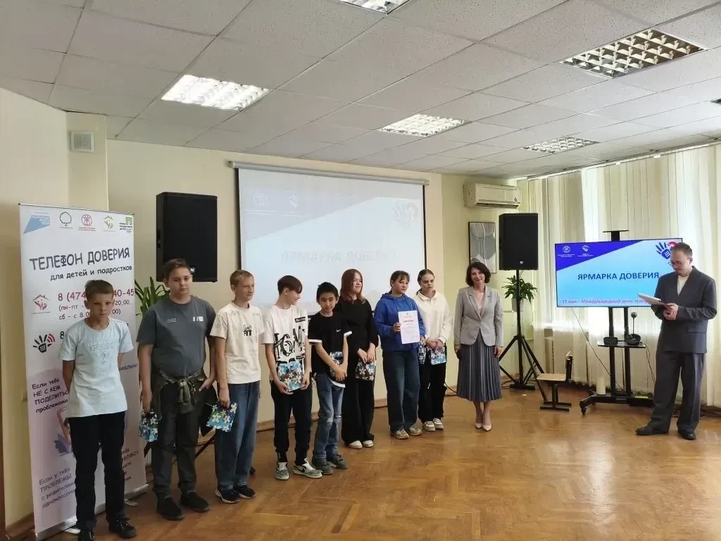 📍К Международному дню Детского телефона доверия в Центре «СемьЯ» прошла «Ярмарка доверия».  Липецкие