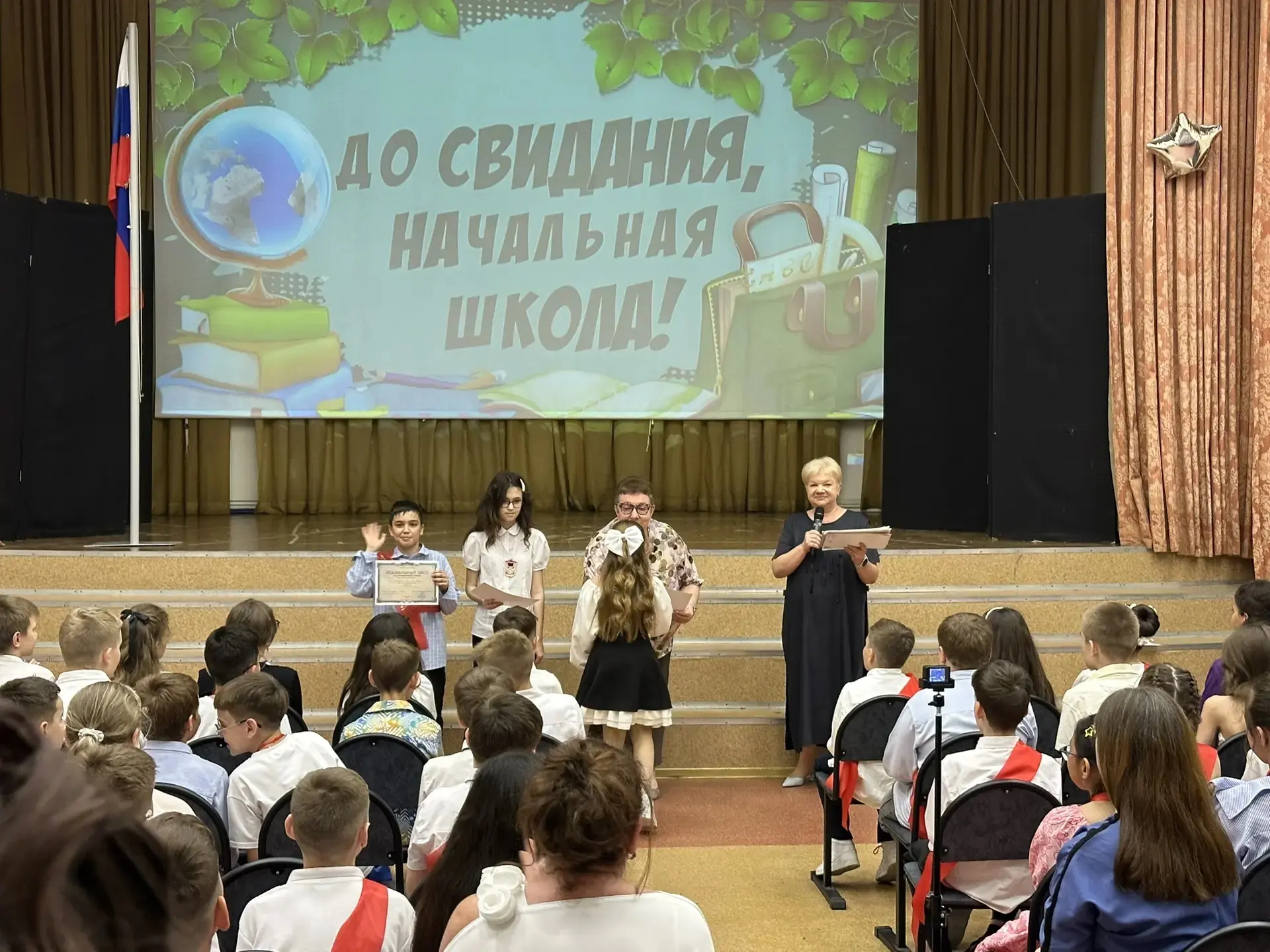 🎓 Торжественные линейки прошли для четвероклассников  🤩Для наших четвероклассников пятница стала осо