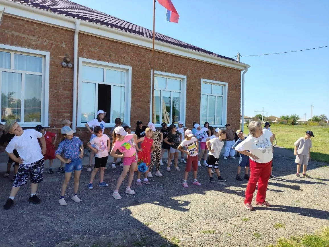 Сегодня 8 июня в пришкольном лагере "Солнышко" День "Зелёного огонька",который направле...