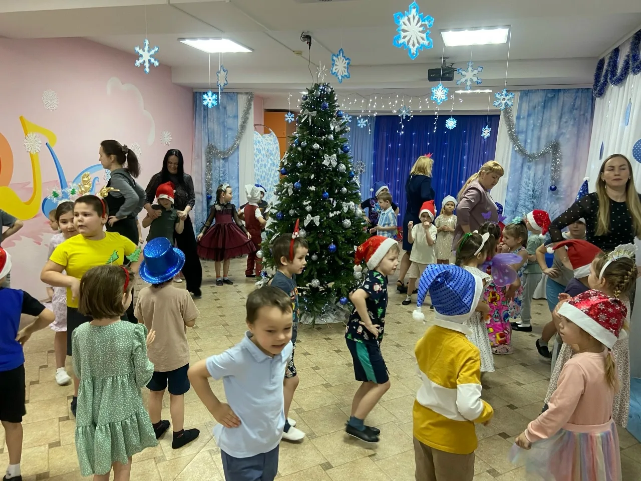 Отшумели Новогодние праздники, пришло время снимать игрушки с нашей елочки-красавицы, прятать их в к