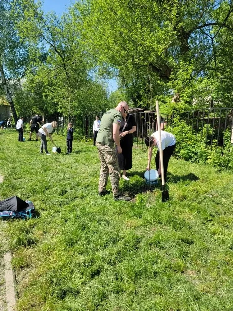 🌳 В преддверии Дня Победы — в память о подвиге!  8 мая на территории нашей школы прошла патриотическ