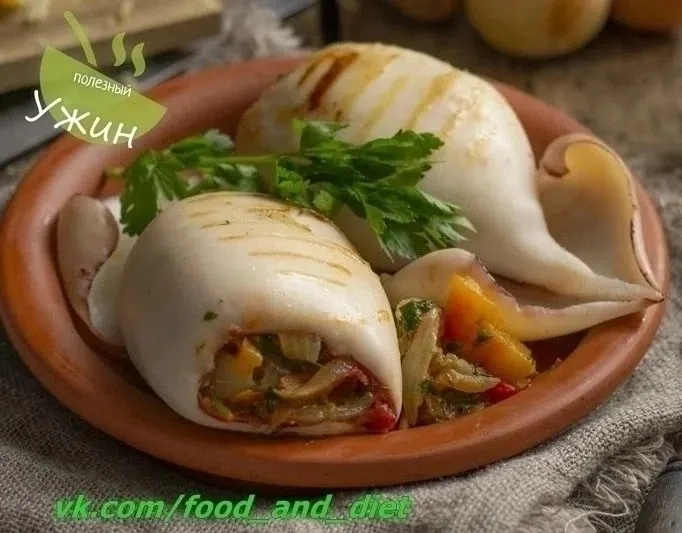 Кальмары, фаршированные овощами и сыром
