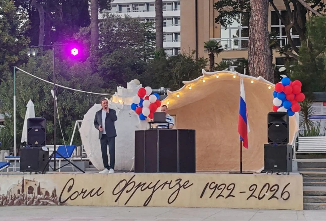 Вчера мы
пели и подпевали🎤 🎼 🎶 🎵  
Танцевали и зажигали 💃 🕺 🪩 
Поймали самый красивый закат🌄