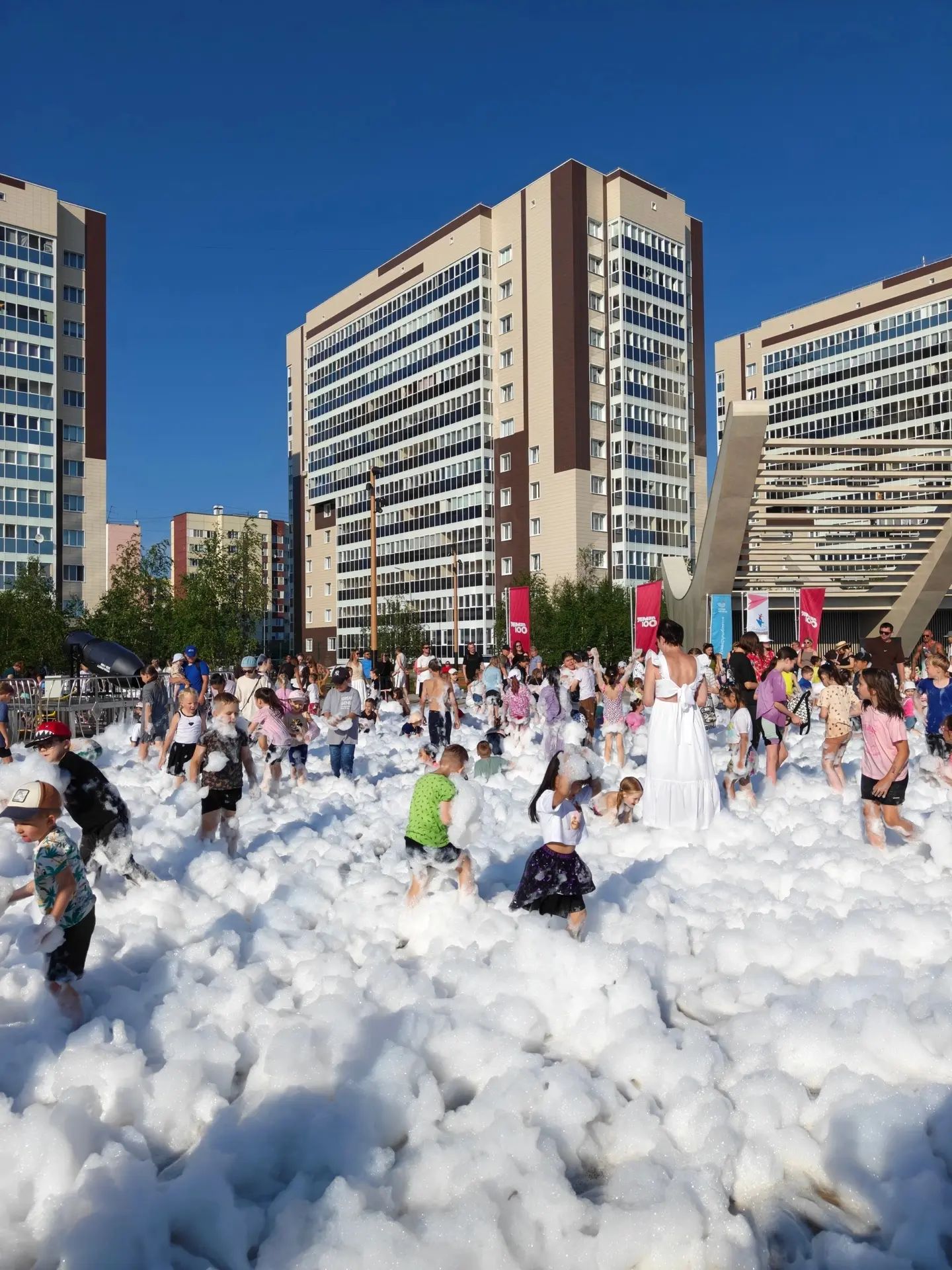Дети, взрослые и много пены!