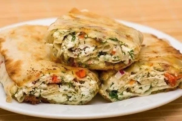 ЛАВАШ С ПОMИДОРАМИ И СЫРОM