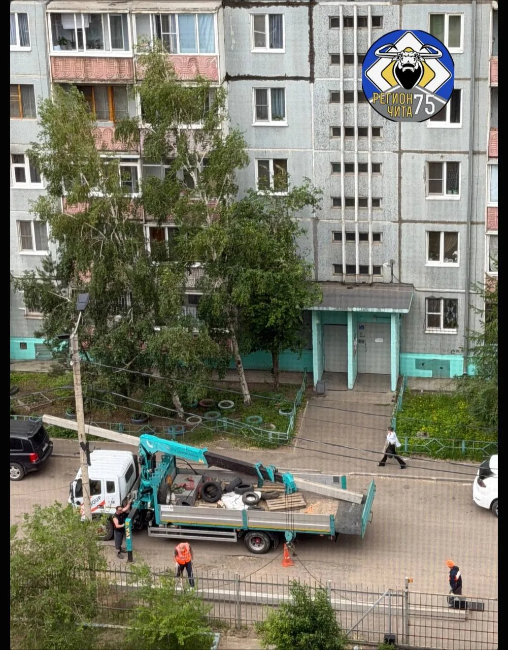 Пишет читатель:

В 1-микрорайоне меняют столбы, с хороших бетонных на новые, а как бы хотелось что б
