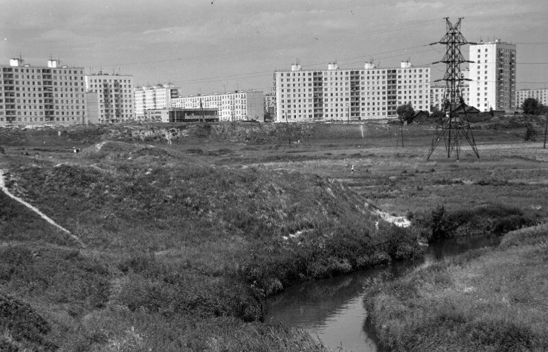 Вид с улицы Молодцова в сторону Шокальского, 1967 год.
На фото река Яуза. В 60-х она протекала именн