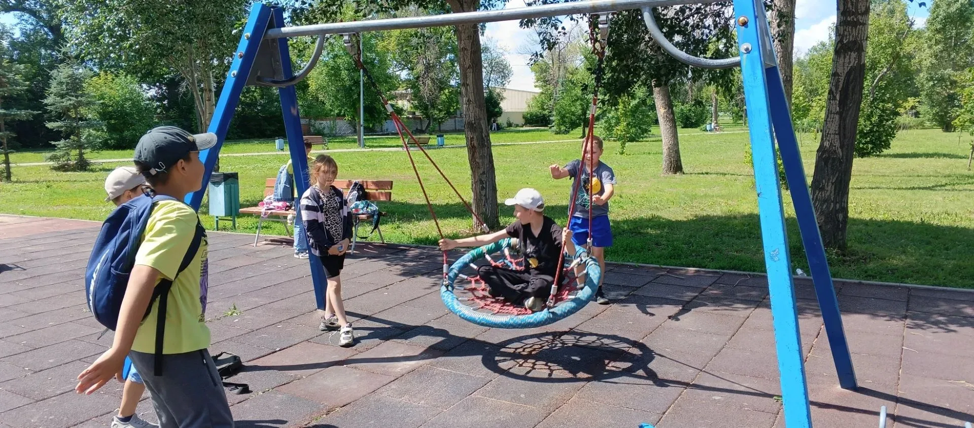 Развлечения на свежем воздухе доставляют радость и приносят неоценимую пользу здоровью. Играя, дети 