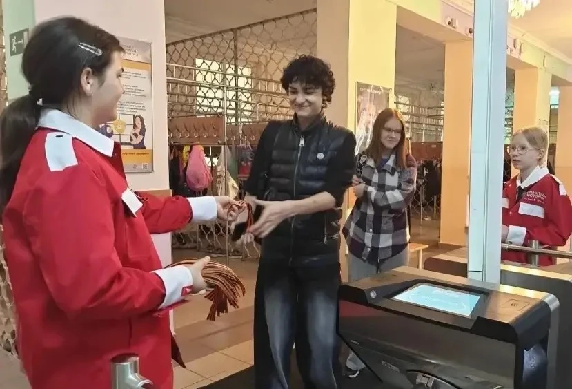 ПАМЯТЬ В СЕРДЦЕ КАЖДОГО!  🏫Наша школа завершила предпраздничный день акцией «ГЕОРГИЕВСКАЯ ЛЕНТОЧКА»,