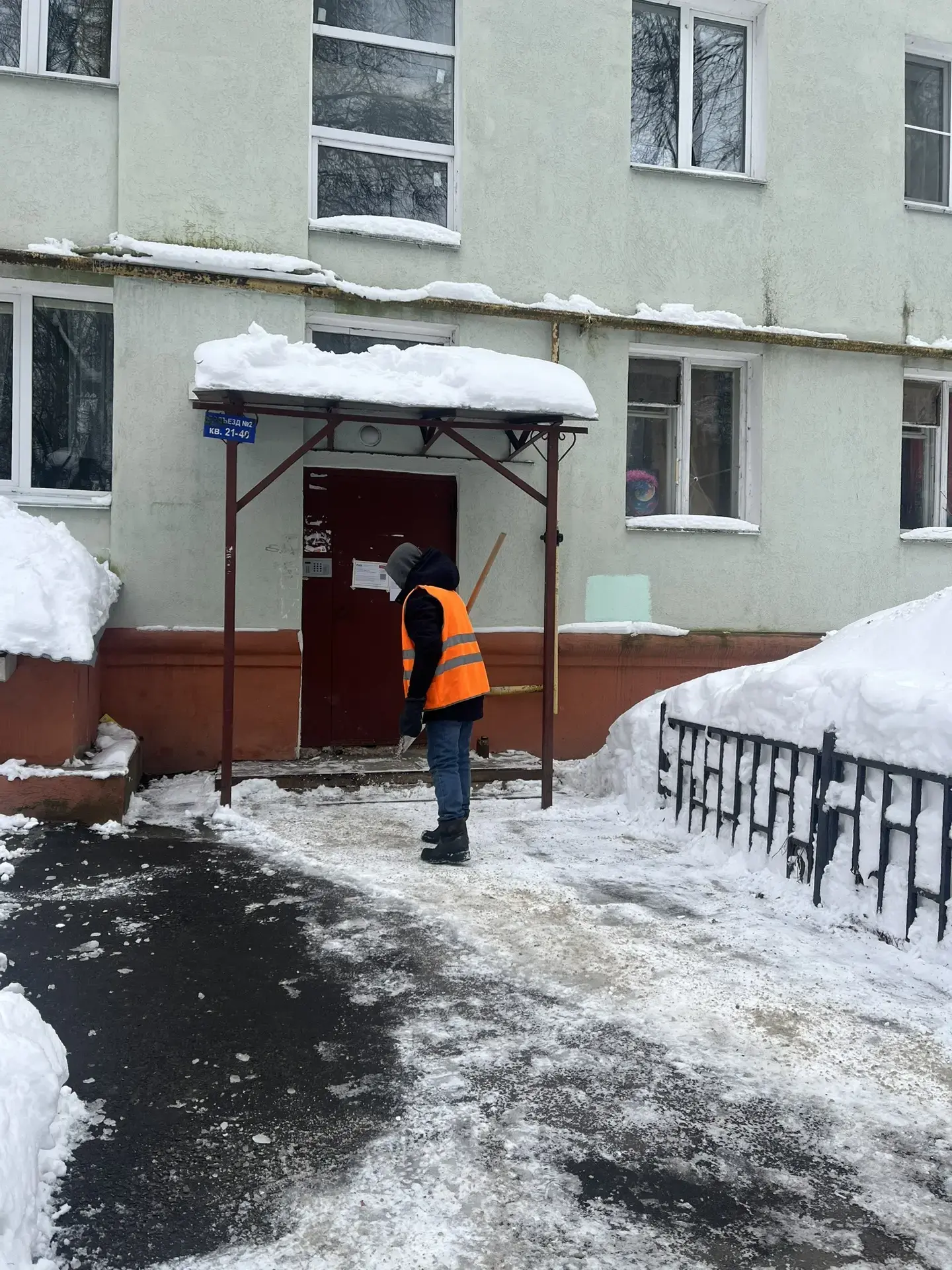 Продолжаем работы по очистке территорий от снега. ❄  Особое внимание уделяется входным группам и зон