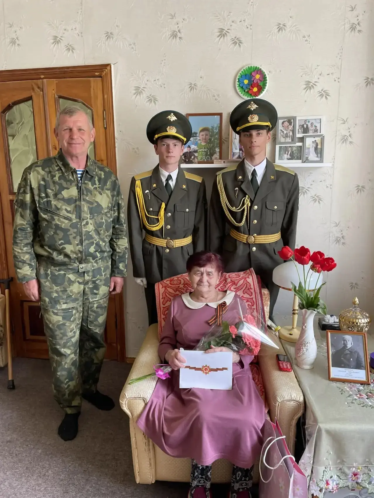 Связь поколений.

В преддверии великого праздника Дня Победы воспитанники центра юных десантников «Р