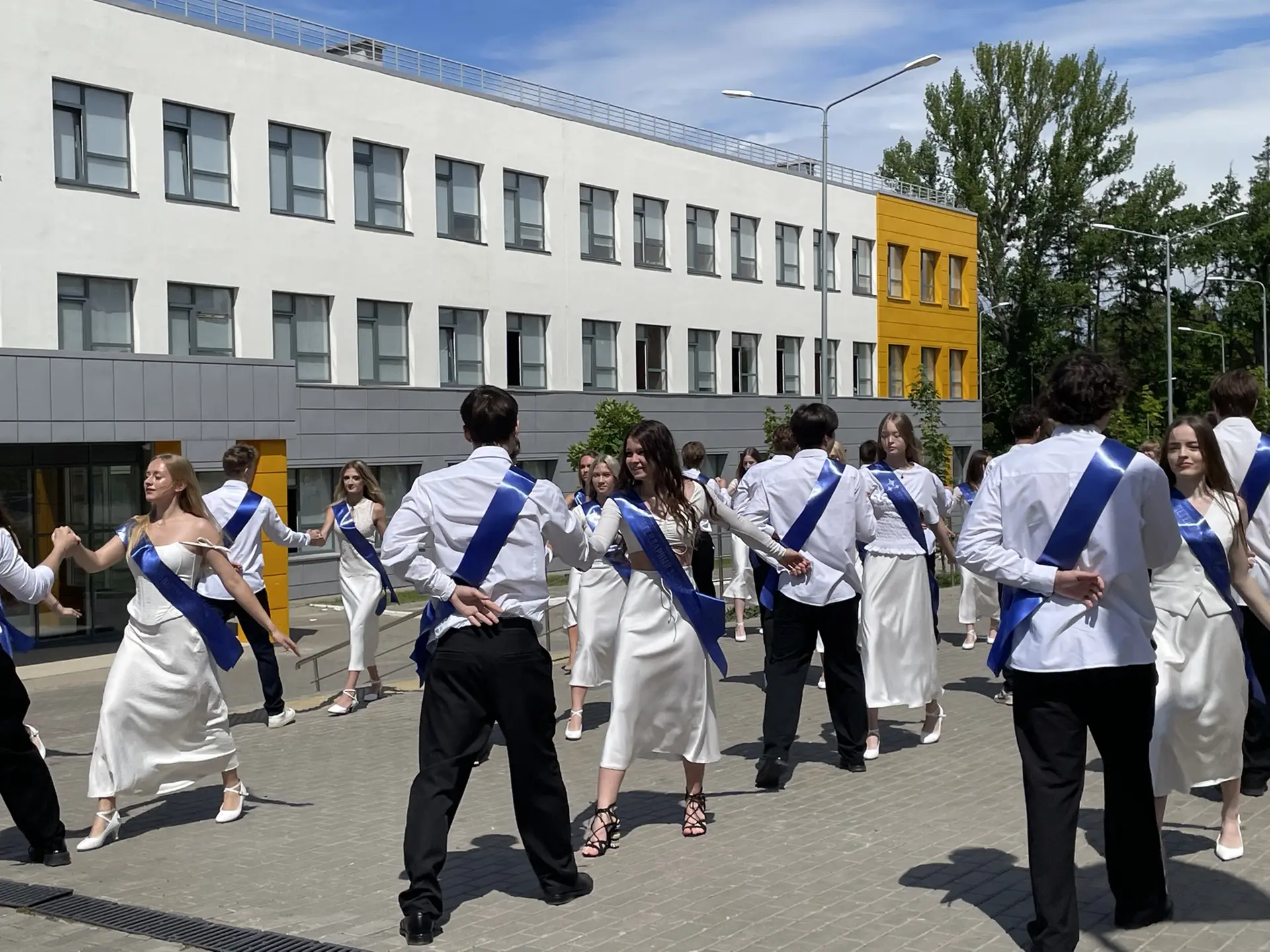📣 Сегодня, 26 мая, торжественно прозвенел последний звонок для обучающихся 9-х и 11-классов!   Это в