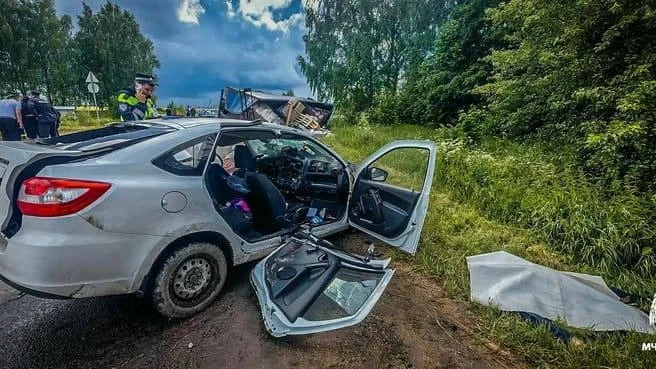 ⚡️Два человека погибли в жутком ДТП с грузовиком возле АЗС в Смоленской области