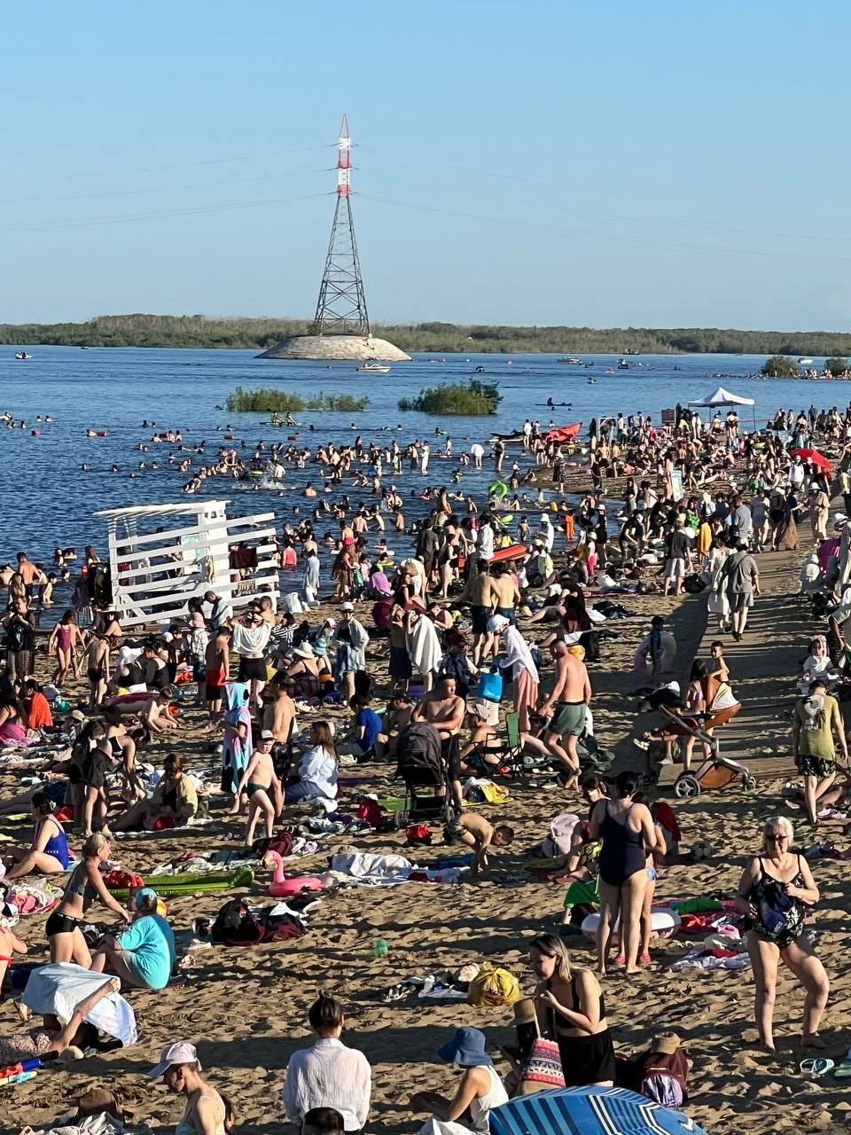 🏖️Сегодня в городском пляже аншлаг: яблоку негде упасть.