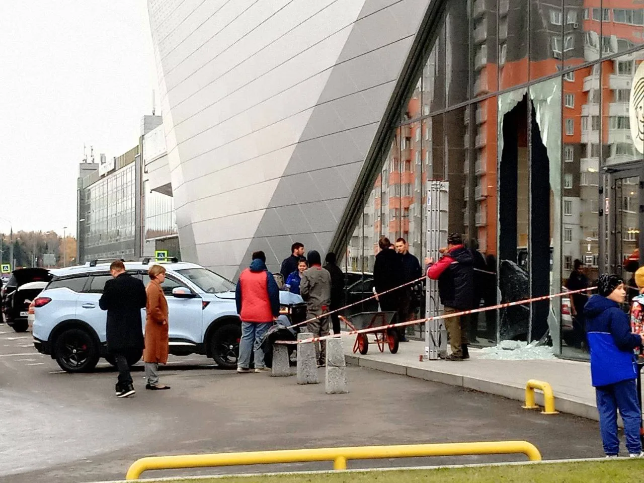 В ТЦ «Лайнер» въехал автомобиль. На месте работают сотрудники ДПС. Пострадавших нет. Кулинарная лавк