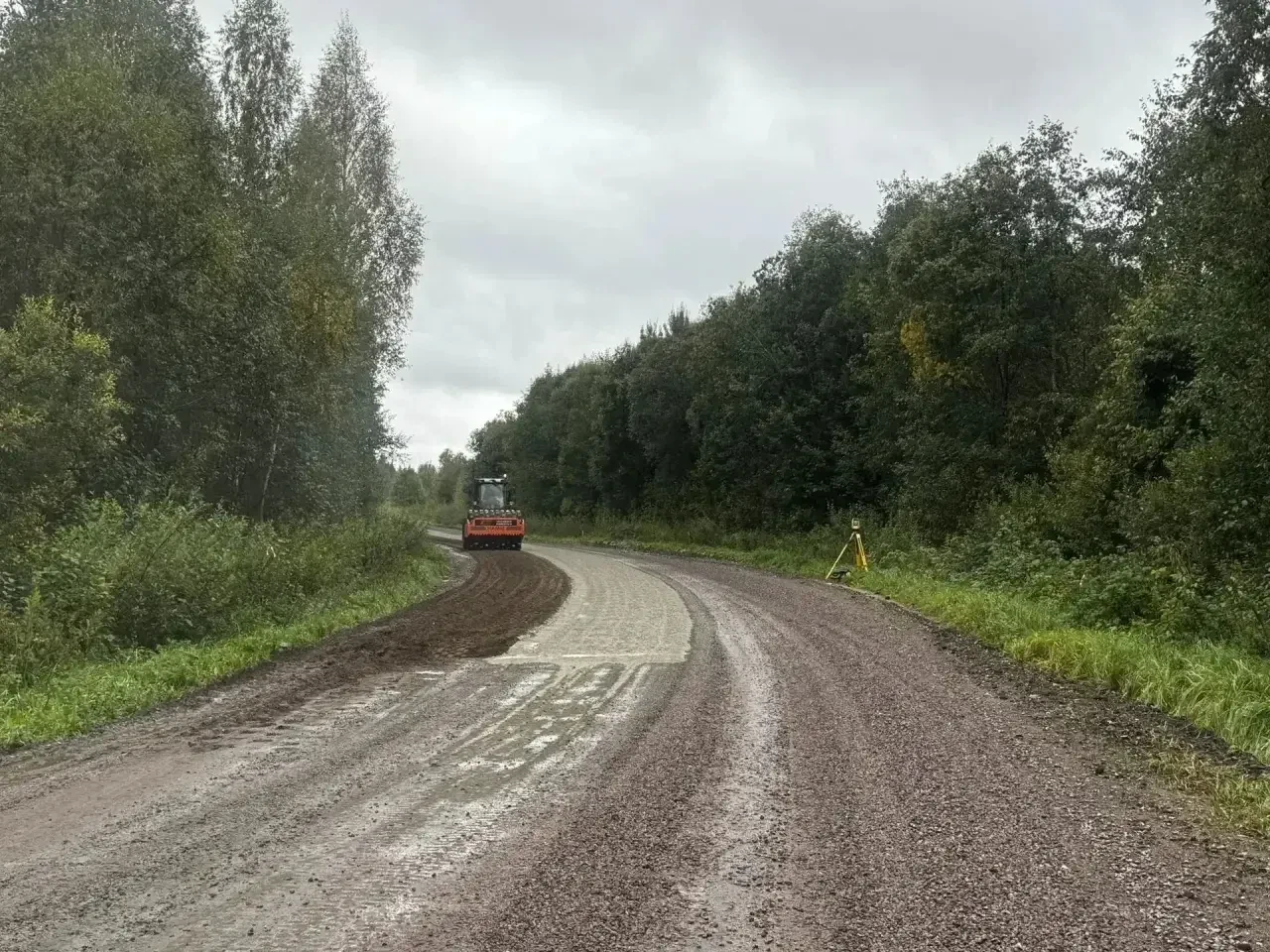 Еще на одной автомобильной дороге Пестовского округа продолжается ремонт