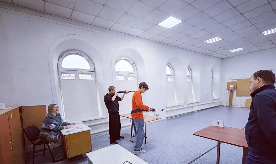 🎯Городские лично-командные соревнования по стрельбе из пневматической  винтовки.  🏫На базе МБУДО «ДД