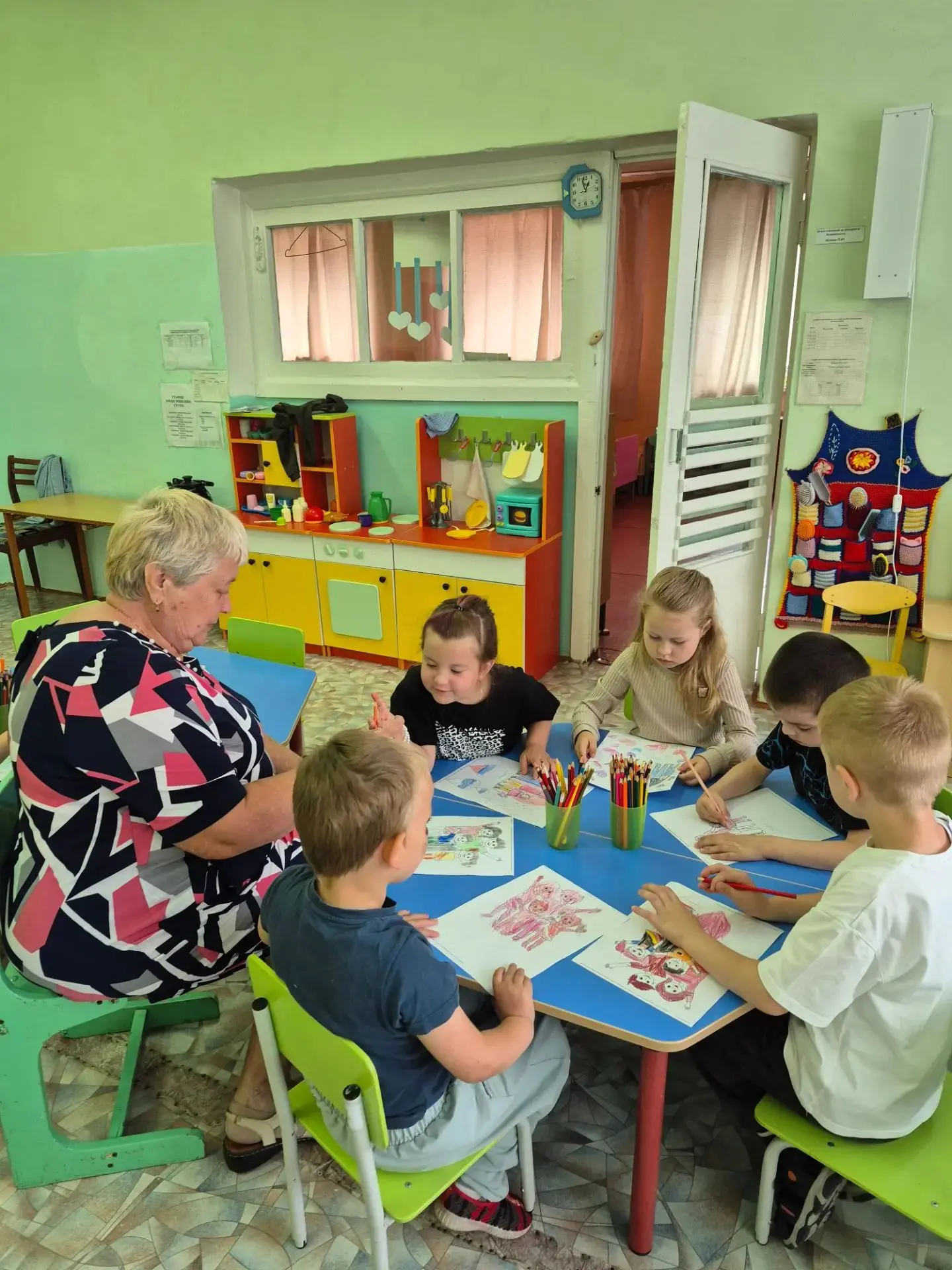 🌸На занятии кружка по детскому дизайну с Андриановой Т.В. дети рисовали семью❤️. Рассматривая карти