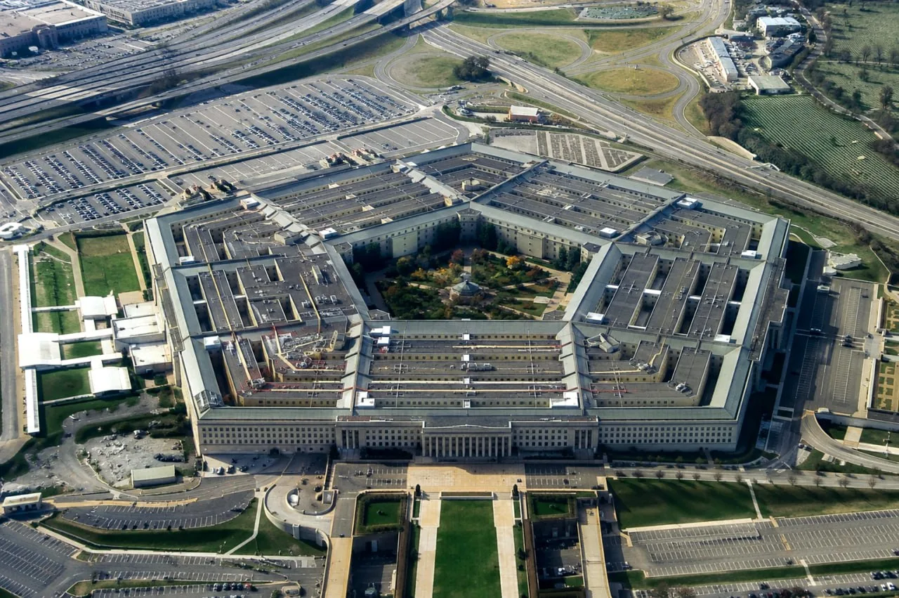 🛡 🇺🇸 Пентагон хочет разместить ИИ-дата-центры на военных базах, но Конгресс требует ограничений

