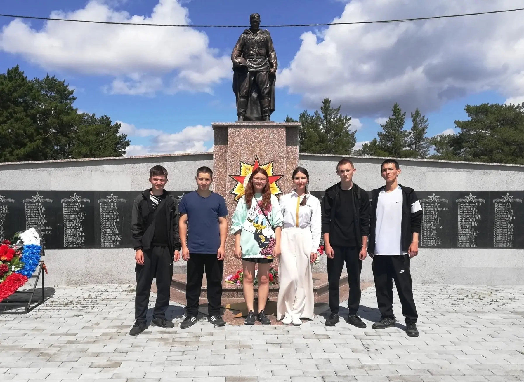 Студенты-волонтёры навели порядок у Вечного огня в Брединском парке.

Добровольцы Брединского филиал