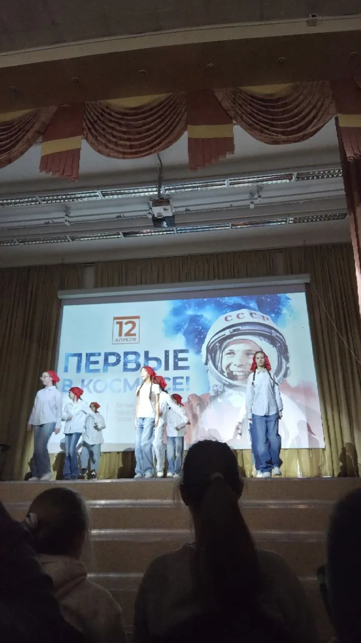 🚀 День космонавтики в нашей школе!  🎙Ребята из 6 «Е» класса под руководством советника директора Ков