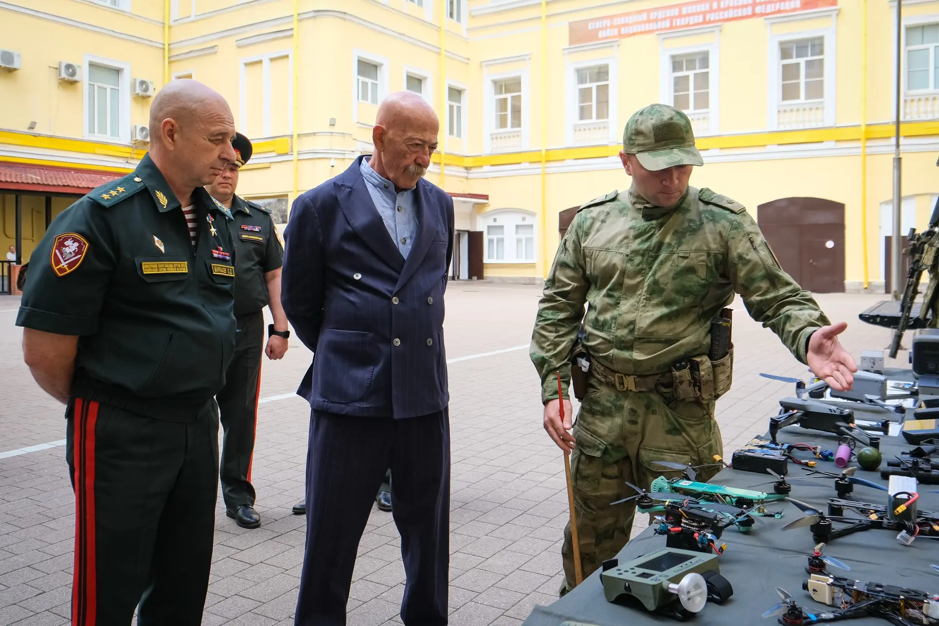 ⚡️Александр Розенбаум передал участвующим в СВО росгвардейцам специальные технические средства для б