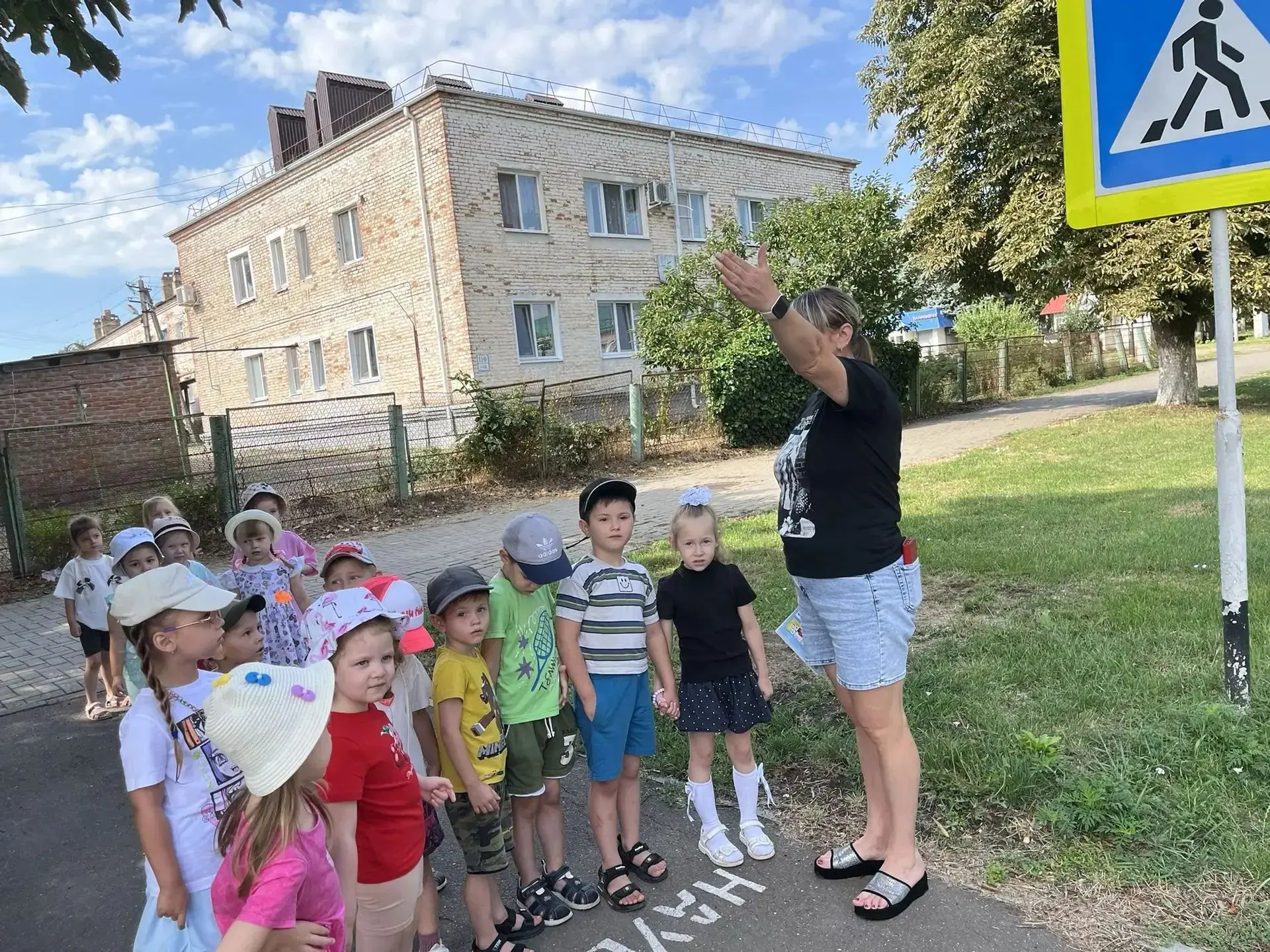 🚦Сегодня в средней группе прошло занятие по правилам дорожного движения! 🚦

🚦Ребята вспомнили, ка