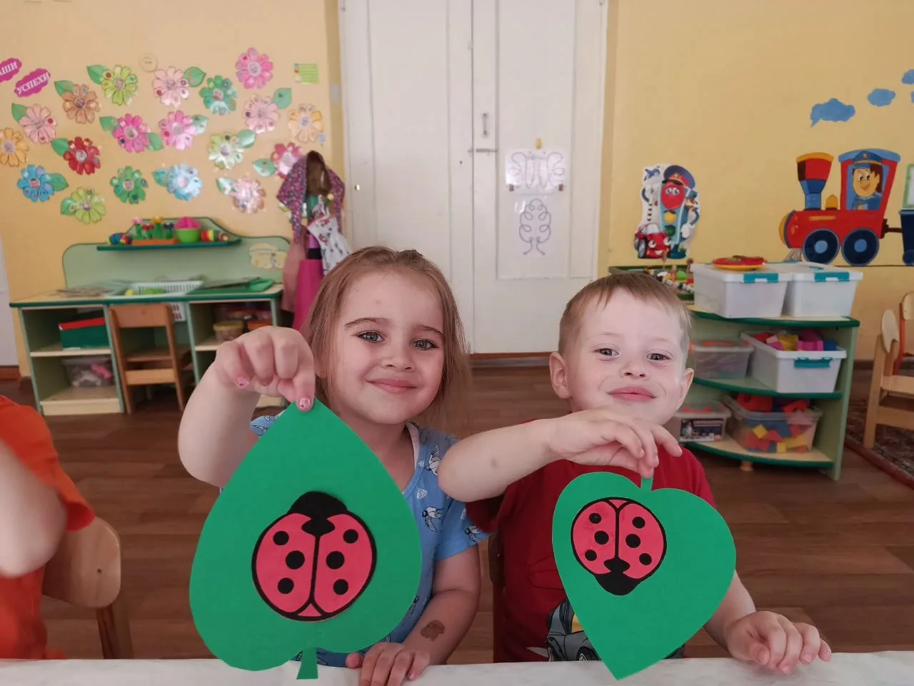 Продуктивная деятельность по теме 🍀 "Яркие краски лета" 🐞 прошла во второй младшей группе "Непосед