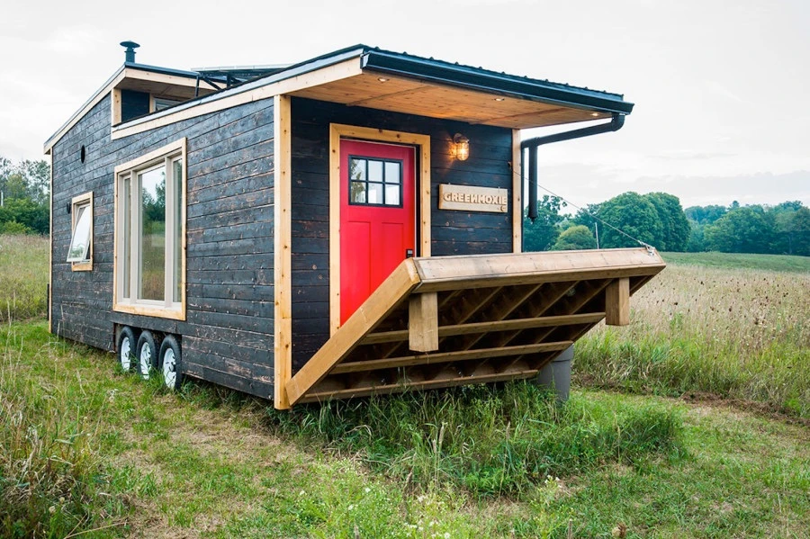 Площадь мобильного дома Greenmoxie Tiny House составляет 31,5 квадратных метров. Интерь...