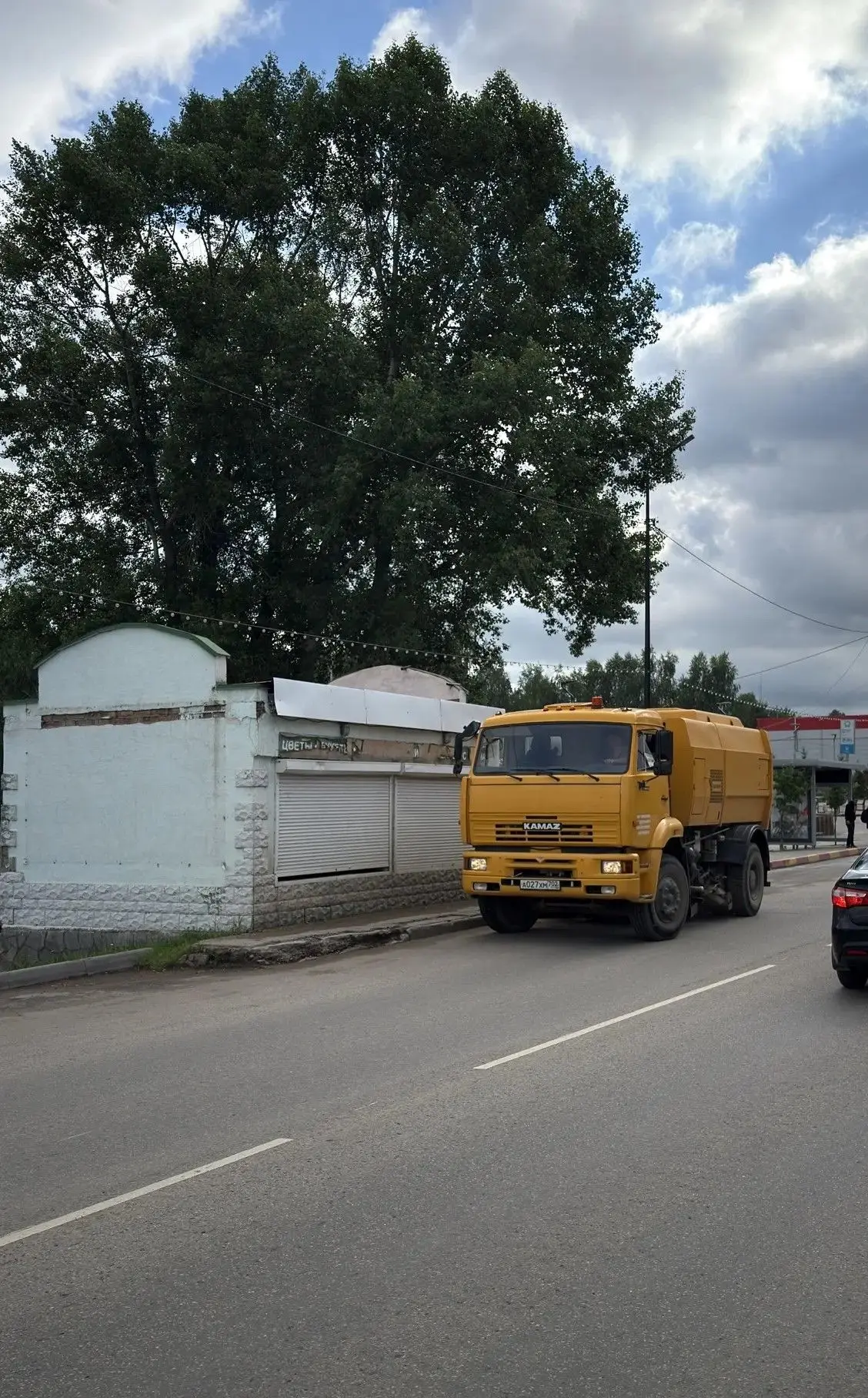 Сегодняшнее утро началось с плановой механизированной уборки улиц. В течение дня работы продолжались