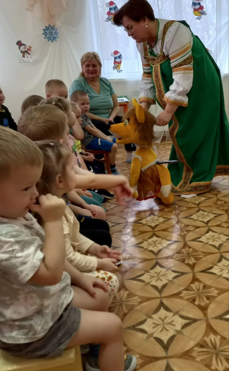 Сегодня в детский сад приезжал  кукольный театр, с представлением  "Как лиса медведя обманула".
Инте