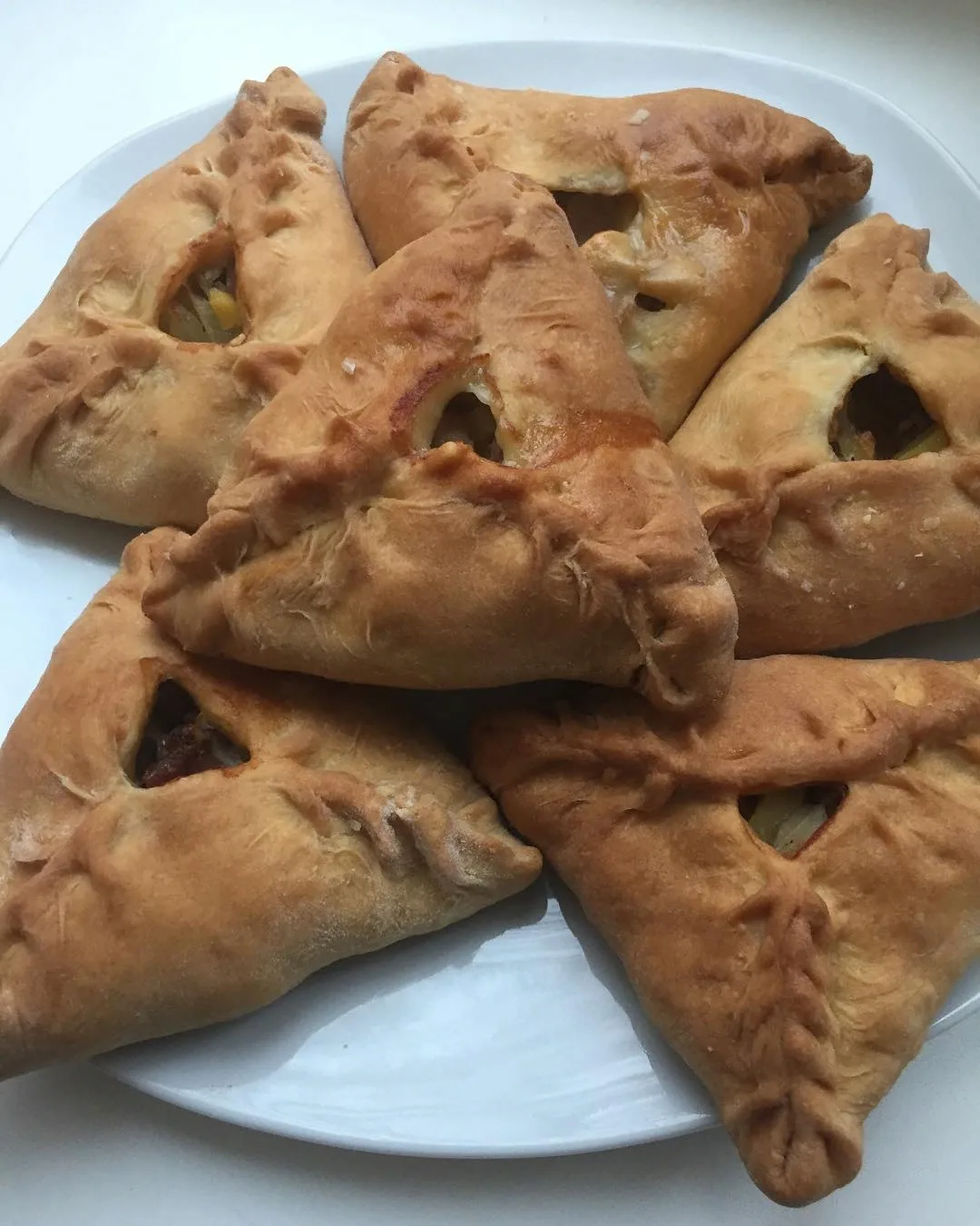 ЭЧПОЧМАК Татарская кухня славится не только беляшами, но и треугольными пирожками – эчпочмаками. При