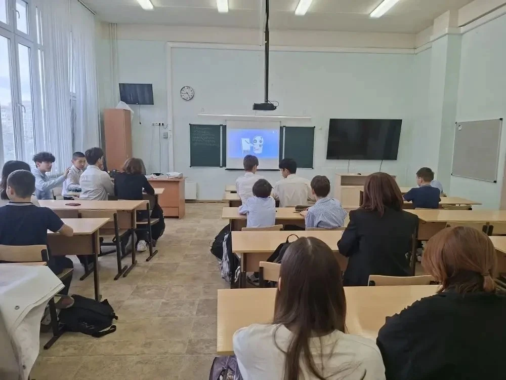 🎶 Любимая музыка в наушниках, яркие афиши в городе, дизайн одежды и предметов, сайты и приложения, к