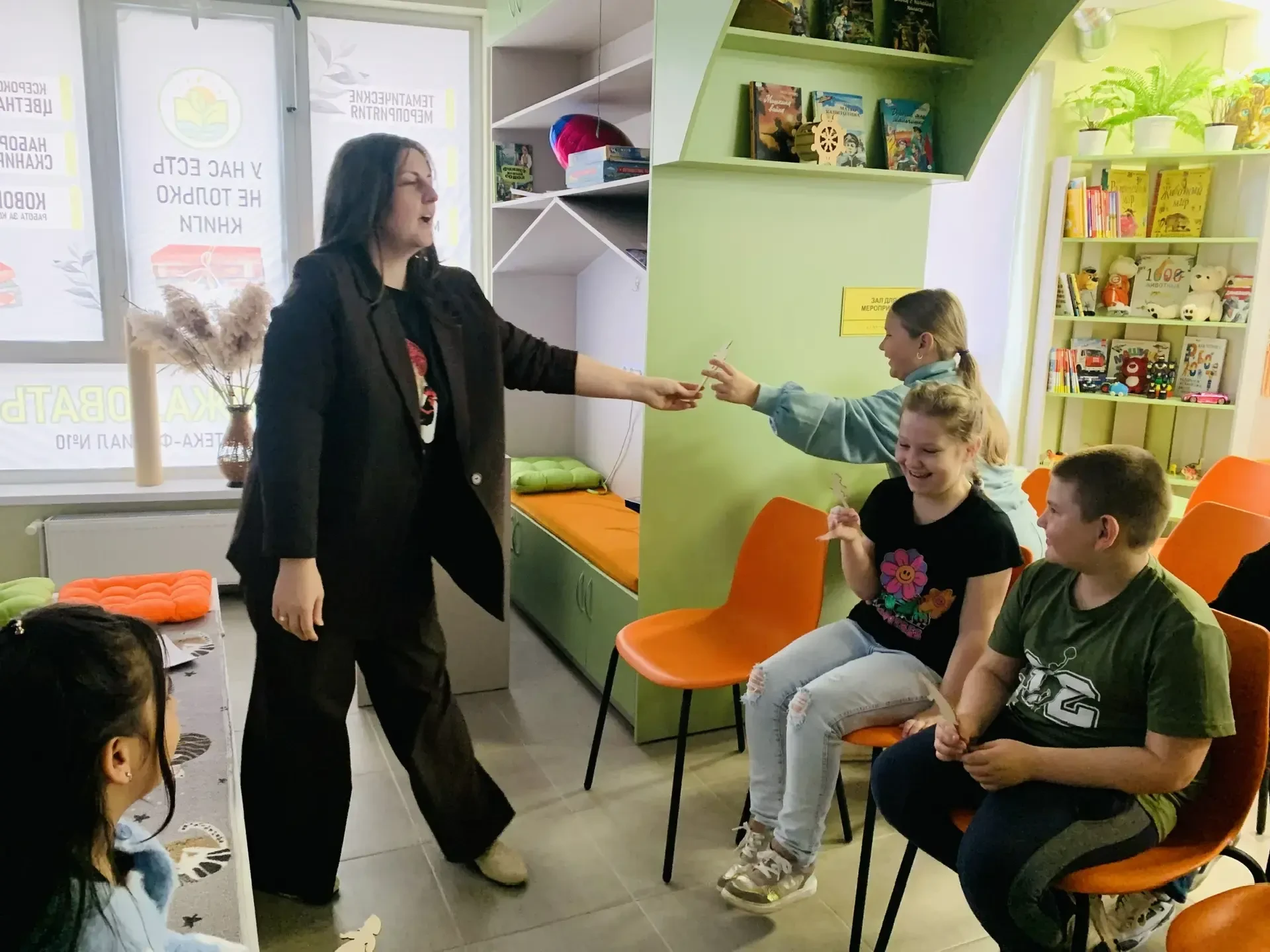 Каникулы с пользой 😊  Сегодня, в первый день каникул, ребята из 2Б класса посетили детскую библиотек