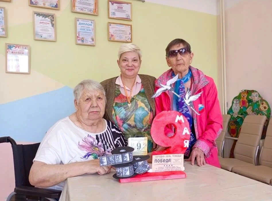 С теплом и вдохновением наши участницы кружка «Мастерица» создали особенную работу — «Лента памяти».
