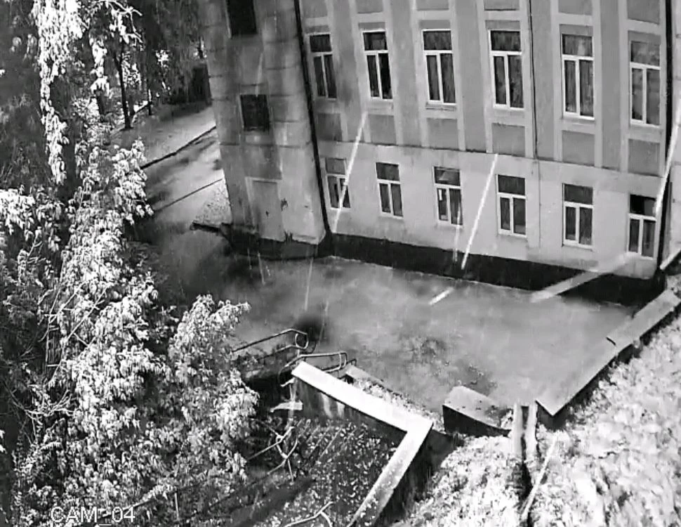 Очень сильные осадки в виде дождя и мокрого снега, на дорогах гололедица! Будьте бдител...