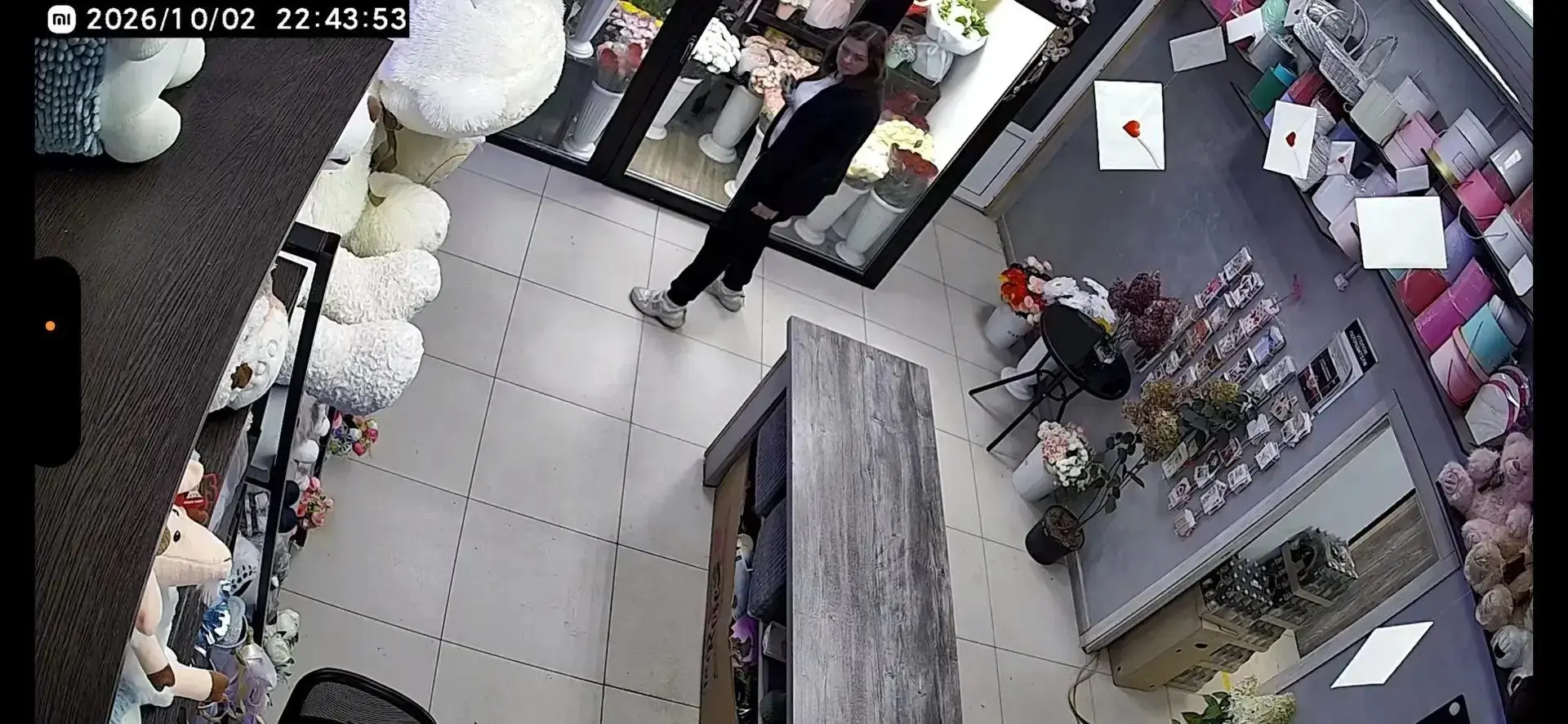 💐 В Домодедове женщина попала на камеру во время предполагаемой кражи букета