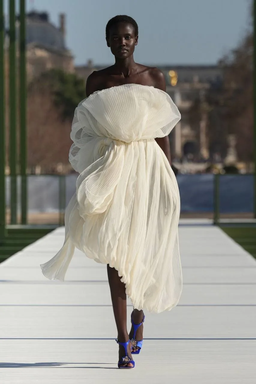 В новой женской коллекции Dior F/W 2026 Jonathan Anderson продолжает диалог с историей Дома — но без
