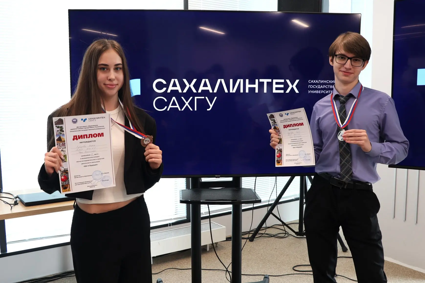 🚀 «Шаг в будущее»: наука, рождённая в школе  В СахГУ прошёл финал Муниципального конкурса проектных 