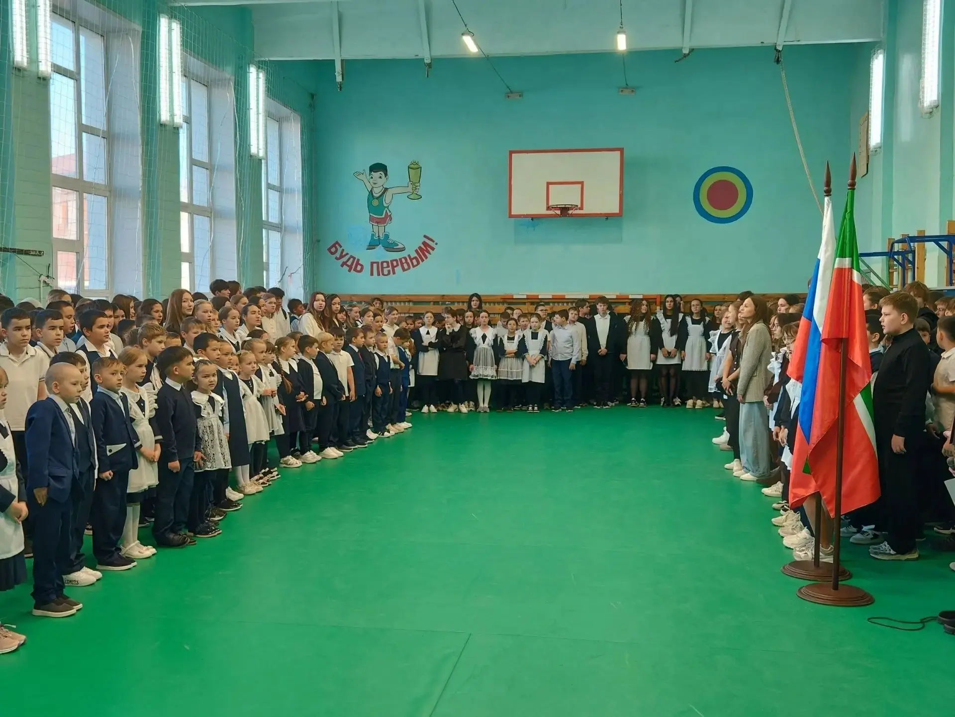🎉 День учителя в школе №1 Мамадыша отметили праздничной линейкой и Днём самоуправления