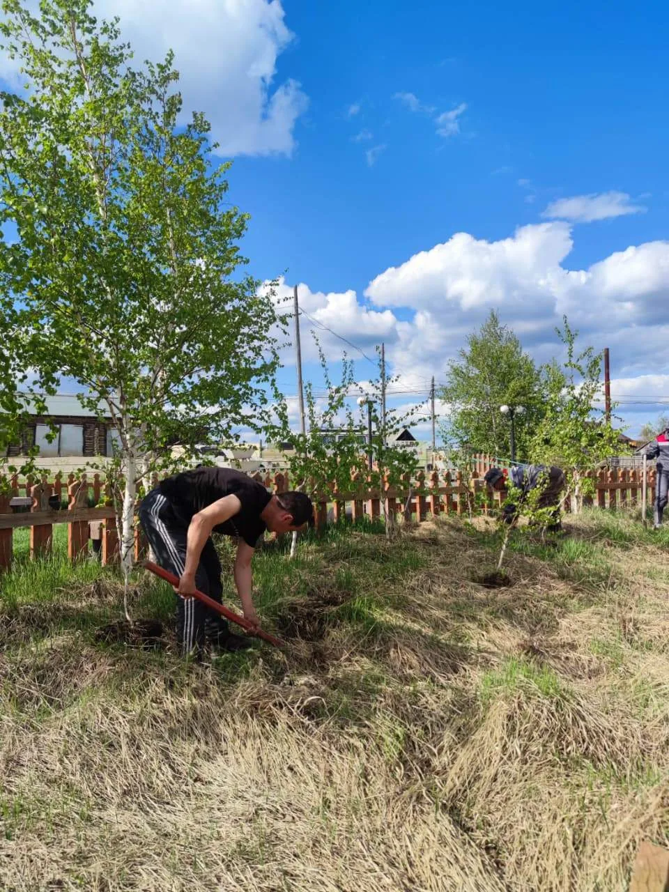 🌿 Делаем наш любимый сквер ещё красивее! 🌿Коллектив организации, расположенной в Чурапчинском улус